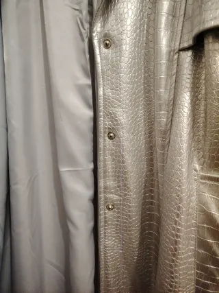 Gabardina Mochy efeito pele cobra prateada