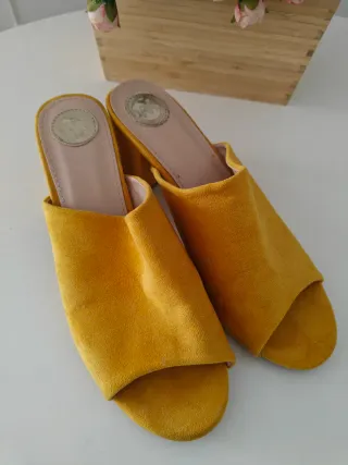 Chanclas tacón amarillo