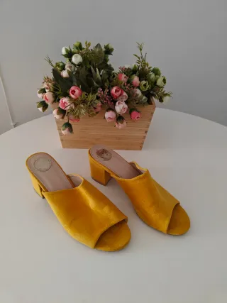Chanclas tacón amarillo
