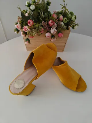 Chanclas tacón amarillo