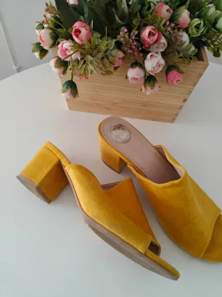 Chanclas tacón amarillo