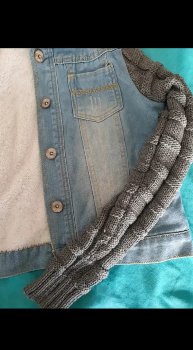 Chaqueta vaquera con mangas de punto