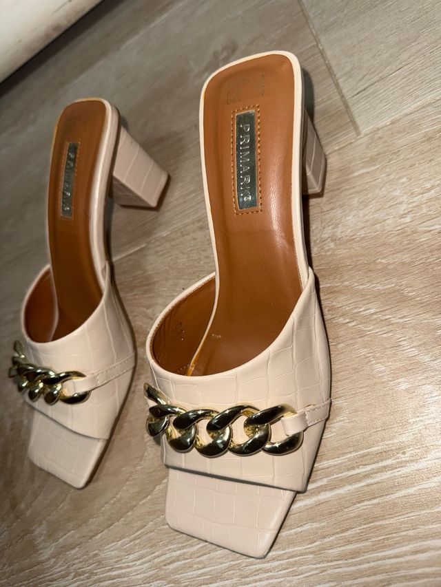 Sandalias tacón Primark beige cadena dorada T38