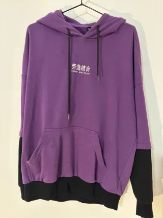 Sudadera morada con capucha