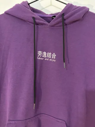 Sudadera morada con capucha