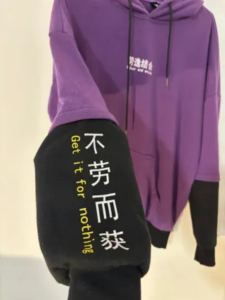 Sudadera morada con capucha