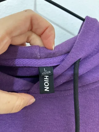 Sudadera morada con capucha