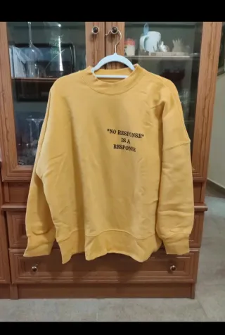 Sudadera mostaza Lefties con frase