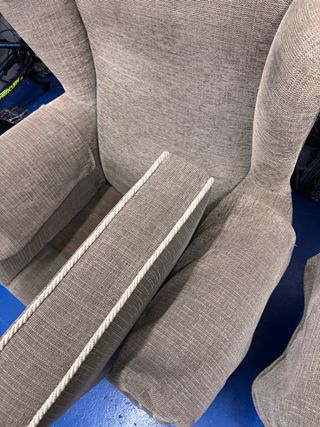 urge vender 2 Butacas orejero beige con ribete blc