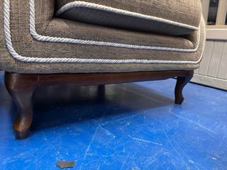 urge vender 2 Butacas orejero beige con ribete blc