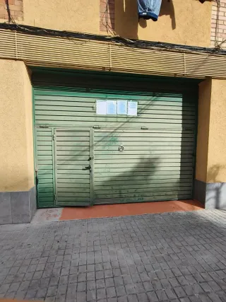 Puerta de garaje verde