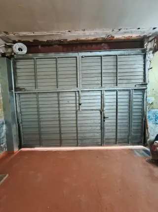 Puerta de garaje verde