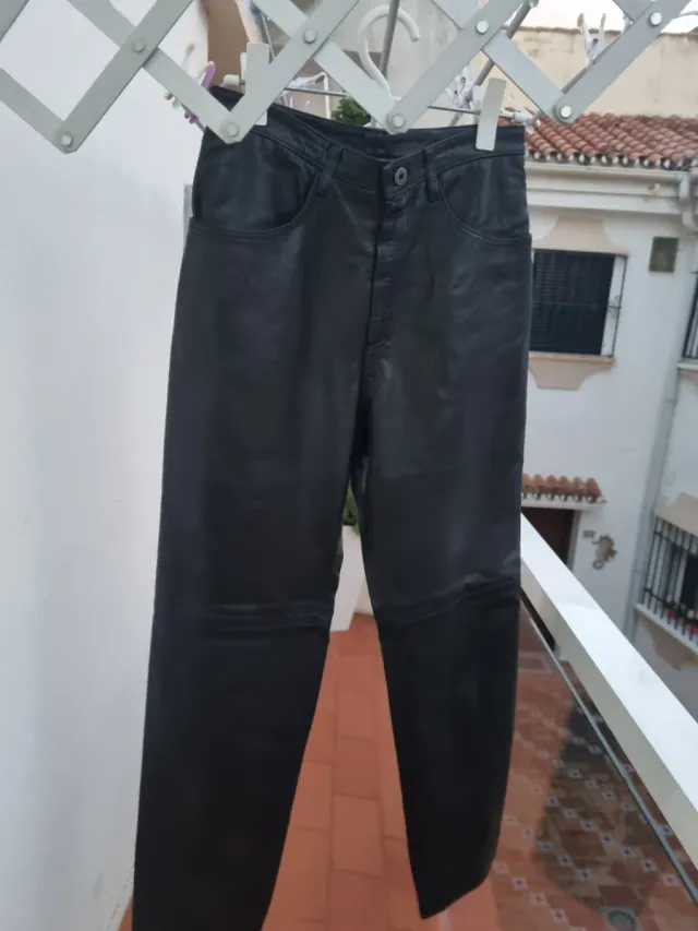 Pantalón de piel negro