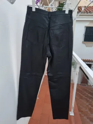 Pantalón de piel negro