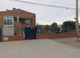 Chalet casa con jardín