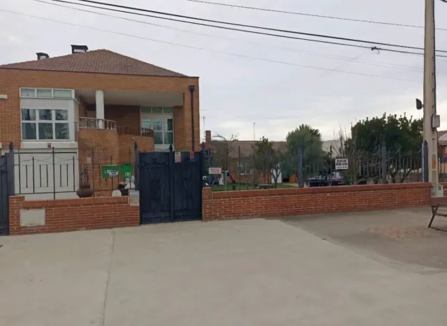 Chalet casa con jardín