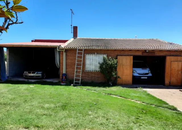 Chalet casa con jardín