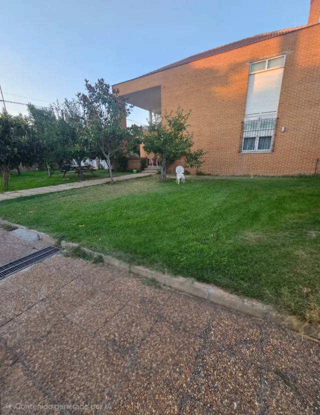 Chalet casa con jardín