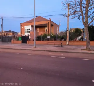 Chalet casa con jardín