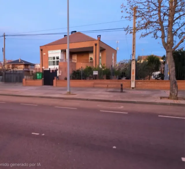 Chalet casa con jardín