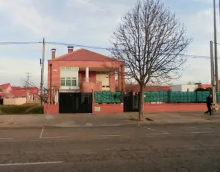 Chalet casa con jardín