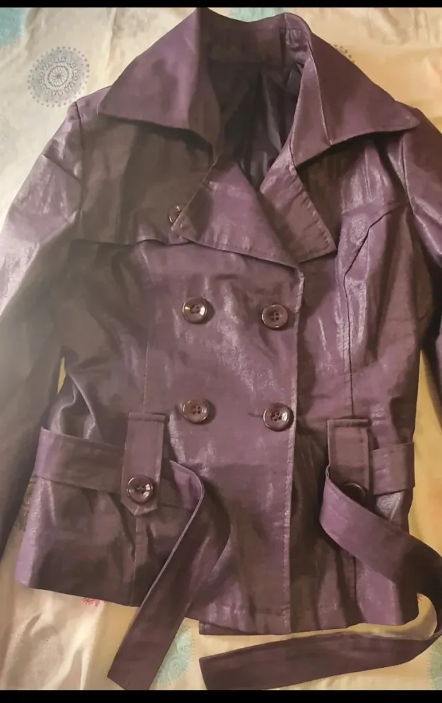 Gabardina morada brillante