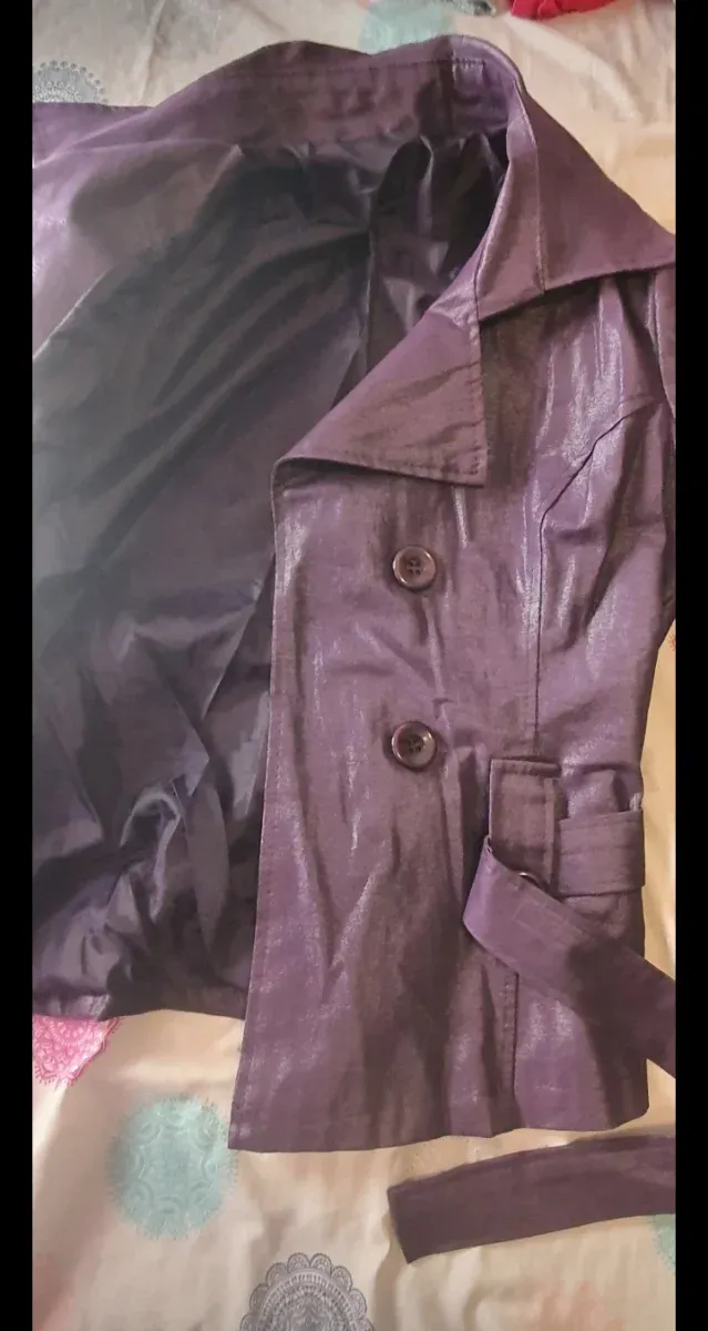 Gabardina morada brillante