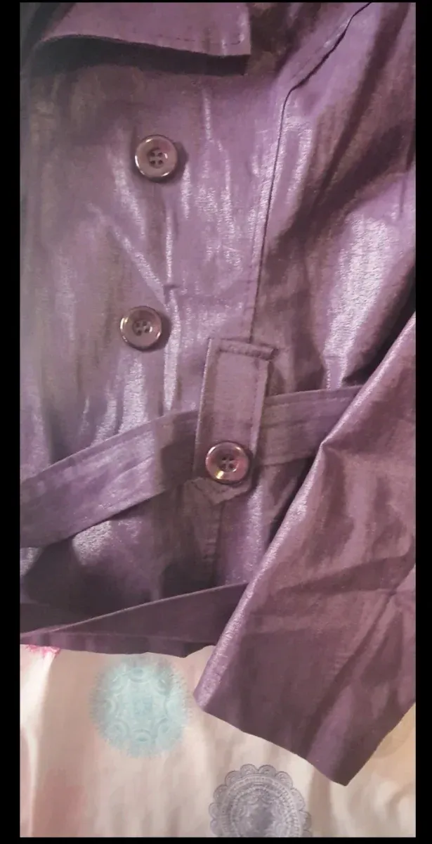 Gabardina morada brillante