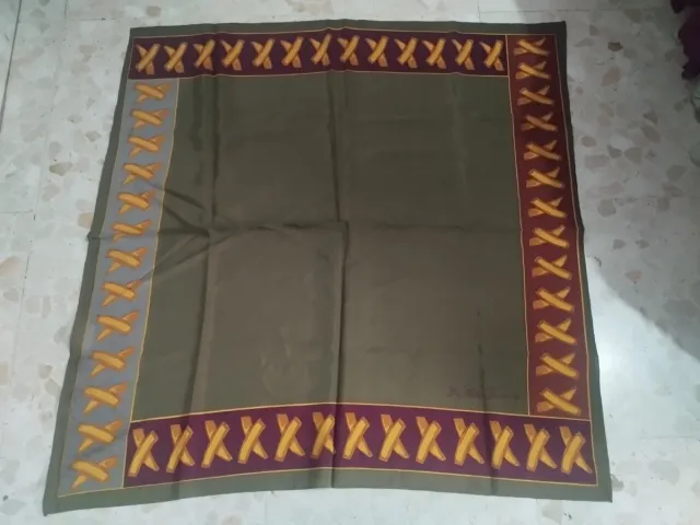 Pañuelo vintage verde caqui con diseño X