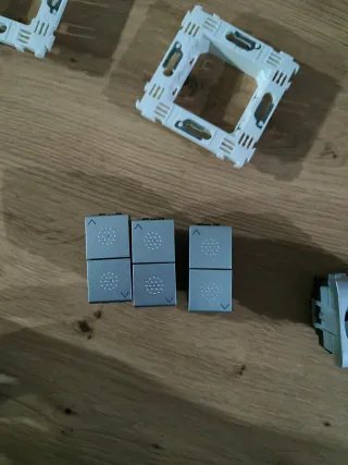 Pulsador persiana Bticino Living tech estrecho