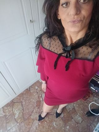 Vestito rosso con dettagli neri