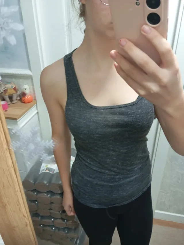 Camiseta sin mangas gris y negra