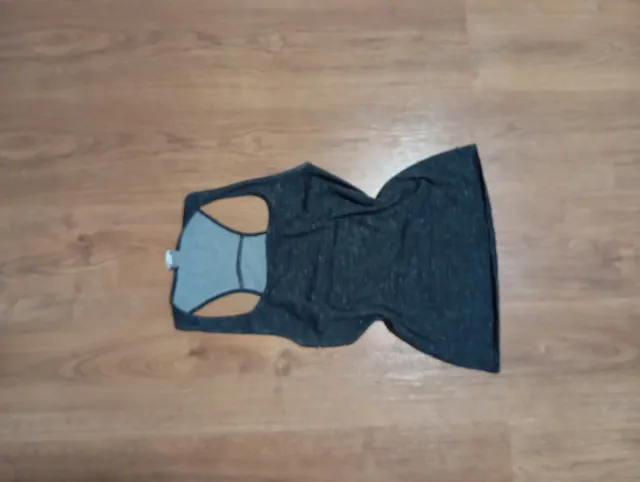 Camiseta sin mangas gris y negra