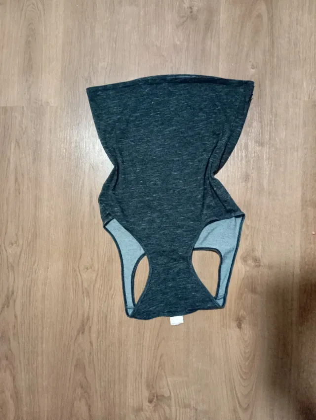 Camiseta sin mangas gris y negra