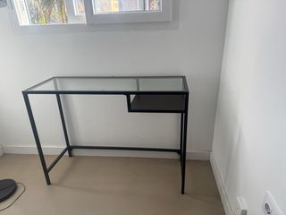 Escritorio y Lámpara de Pie Negro