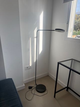 Escritorio y Lámpara de Pie Negro