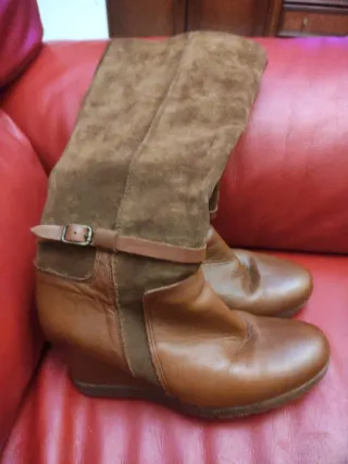 Botas altas de cuña marrones de Piel y Ante.
