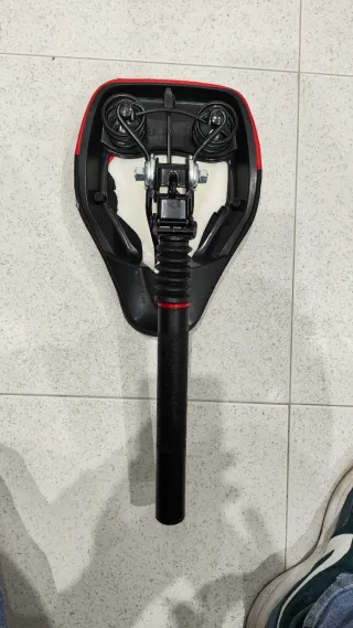 Sillín Bici Negro y Rojo con Muelle