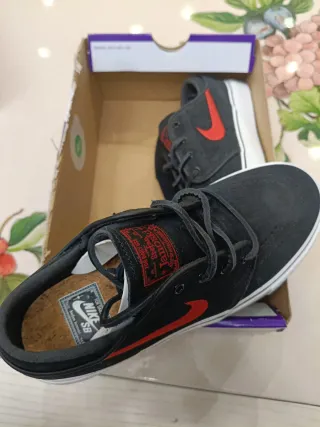 Scarpe Nike SB Zoom Janoski nere rosse