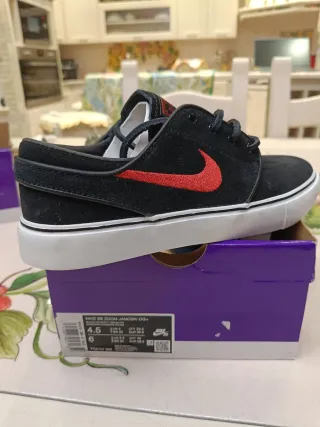 Scarpe Nike SB Zoom Janoski nere rosse