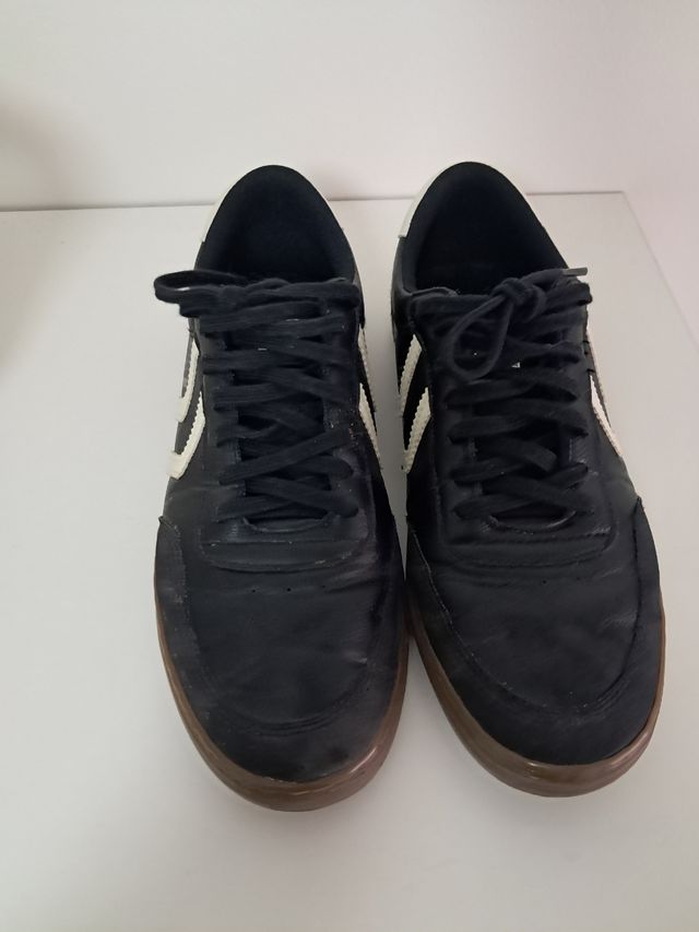 Zapatillas Hummel Negras y Blancas