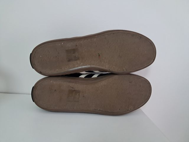 Zapatillas Hummel Negras y Blancas