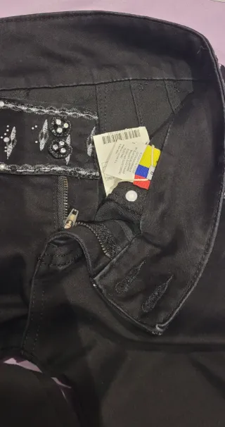 Pantalones negros con adornos plateados