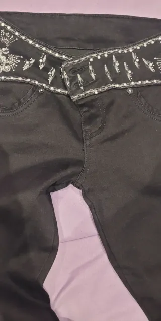 Pantalones negros con adornos plateados