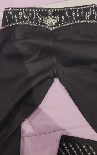 Pantalones negros con adornos plateados