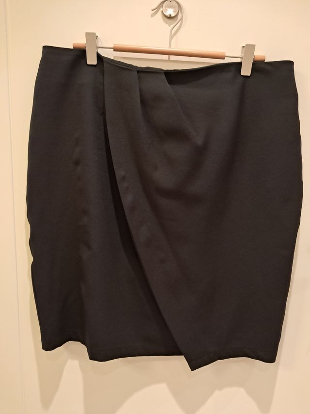 Falda negra con drapeado