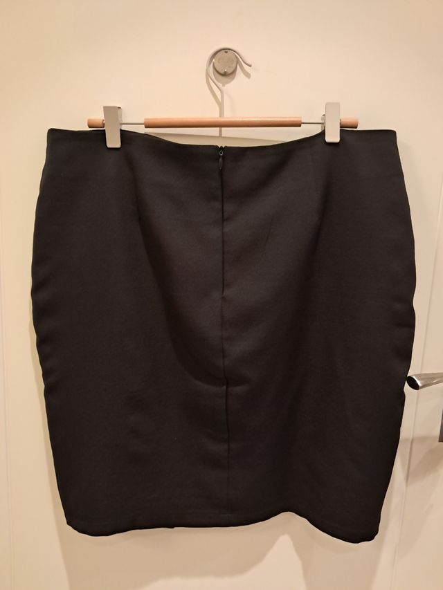 Falda negra con drapeado