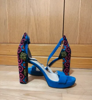 Sandalias tacón bordado azul y multicolor