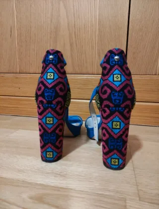 Sandalias tacón bordado azul y multicolor