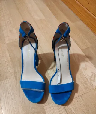 Sandalias tacón bordado azul y multicolor